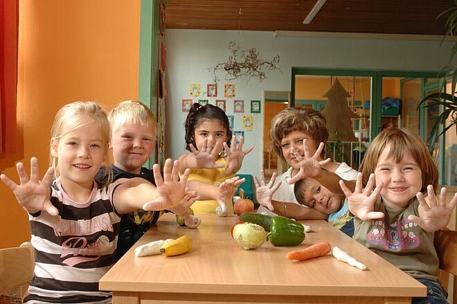 Kita Kinder zeigen Hände